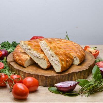 Пирог с курицей, грибами и сыром в Вкусно по цене 220 ₽