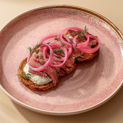 Картофельные драники с ростбифом в Комод по цене 800 ₽