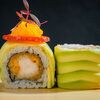 Ролл из креветки в темпуре, с сальсой из манго и клубникой в Yellowfin sushi по цене 920