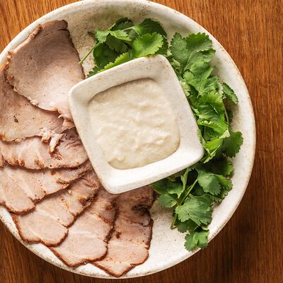 Буженина с соусом из хрена в Мараули по цене 475 ₽