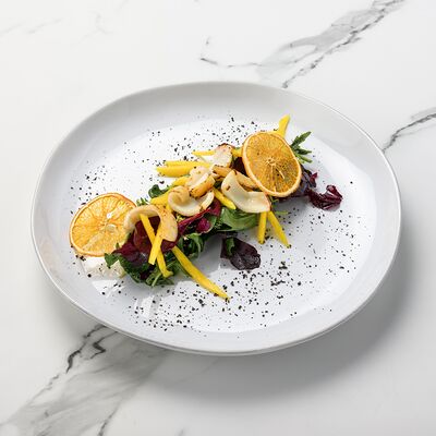 Салат с кальмаром и манго в Bruni Prosecco Bar по цене 700 ₽