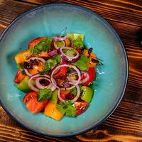 Томаты с ялтинским луком и кинзой в The River Restaurant