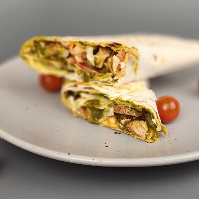 Шаурма Вегатарианскаяв Мужчина готовит по цене 315 ₽