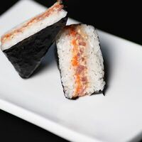 Онигири с тунцом в Sushi Box