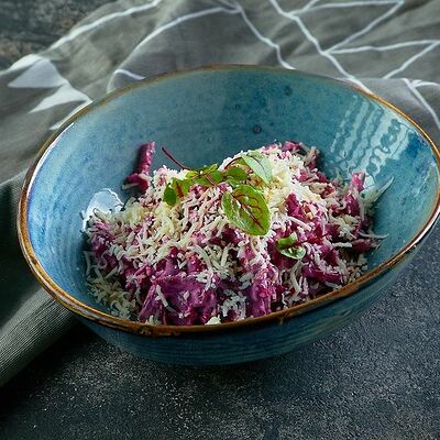 Салат из нежной говядины с копченым сыром сулугуни в Двор Помидор по цене 470