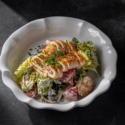 Салат с кальмаром гриль в Everest continental по цене 1300 ₽