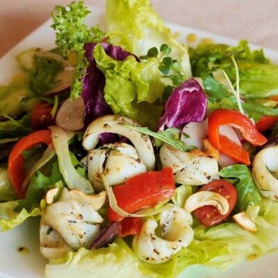 Салат из кальмаров или креветок в остро-кислом соусе в Сайгон по цене 600 ₽