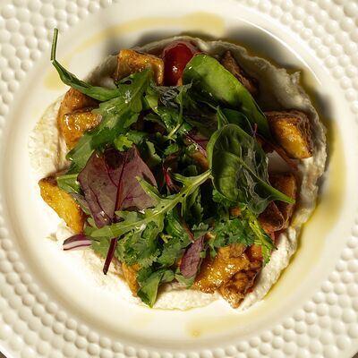 Хрустящий баклажан, черри, зелень, соус чили, сырный крем в Harvey & Monica по цене 800 ₽