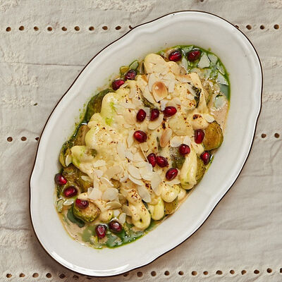 Брюссельская капуста с зёрнами граната, сырным и перечным соусомв Банщики по цене 990 ₽