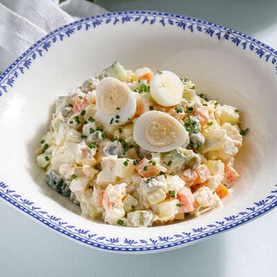 Оливье с копчёной форелью в Кукумбер по цене 490