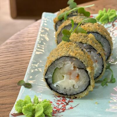 Жареный ролл с креветкой в Domo по цене 720 ₽