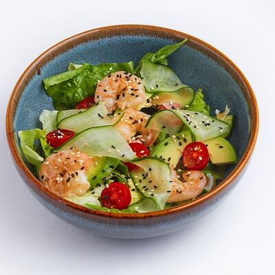 Салат с креветкой и авокадо в De Paris БИСТРО по цене 795 ₽