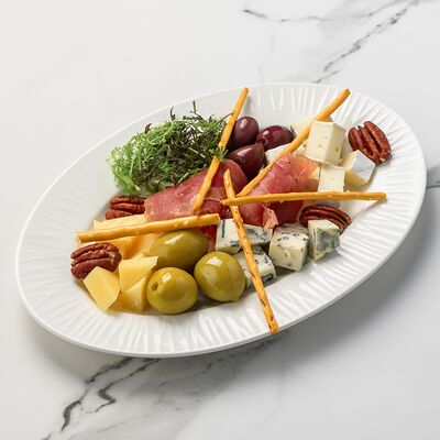 Антипасти (Сыр дорблю, камамбер, пармезан, оливки зеленые, каламато, хамон) в Bruni Prosecco Bar по цене 1090 ₽