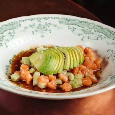 Тартар из лосося и авокадо в Мона по цене 1020 ₽