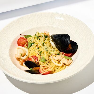 Фетучини с морепродуктамив Семейное бистро Монти по цене 760 ₽