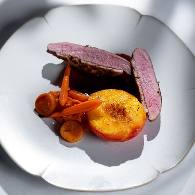 Утиная грудка с пюре из батата, запеченной мини-морковью и глазированным персиком в МОМО по цене 1950 ₽