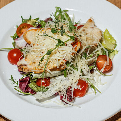 Цезарь с курицей в Кафе Наше Место по цене 790 ₽