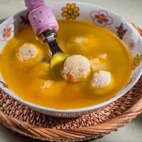 Бульон с куриными фрикадельками в Алазани