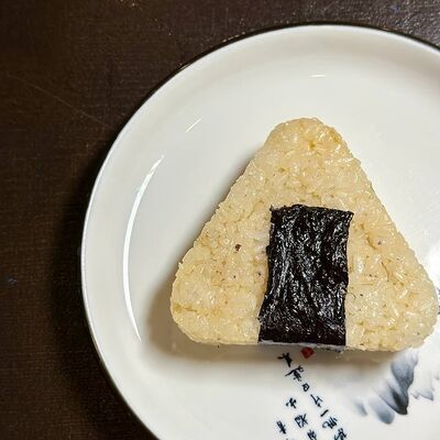 Онигири с форелью в Чина по цене 280 ₽