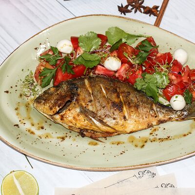 Дорада, маринованная в итальянских травах, с домашним капрезе в Крем кафе по цене 1315 ₽