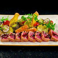 Тунец-гриль с мини-овощами в соусе том-кха в Рестобар Литера