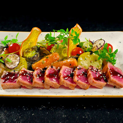 Тунец-гриль с мини-овощами в соусе том-кха в Рестобар Литера по цене 930 ₽