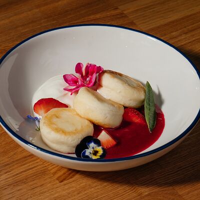 Сырники с малиной и сметаной в Cream Soda по цене 490 ₽