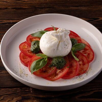 Сыр Буррата с томатами в Luciano по цене 1090 ₽