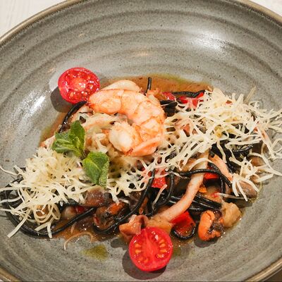 Паста с морепродуктами и овощами в соусе чили в Троя по цене 840 ₽