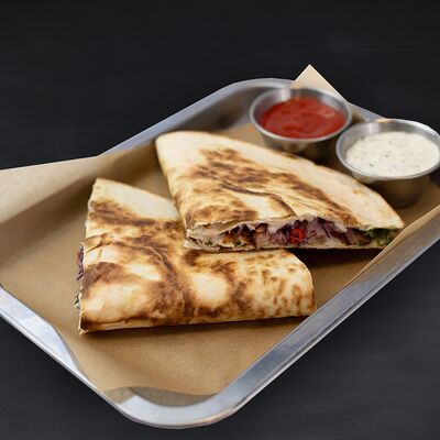 Кесадилья с цыплёнком и бекономв Gellert_bar по цене 470 ₽