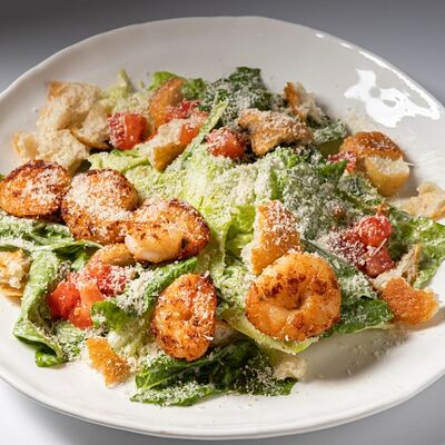 Цезарь с креветкамив Тирольские пироги по цене 650 ₽