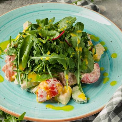 Салат к копченым лососем и авокадо в Двор Помидор по цене 620