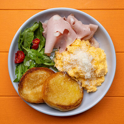 Английский маффин с Мортаделлой в Сорренто by Novikov по цене 650 ₽