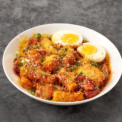 Токпокки острое с сосисками в Samgepo Korean Food по цене 2800 ₸