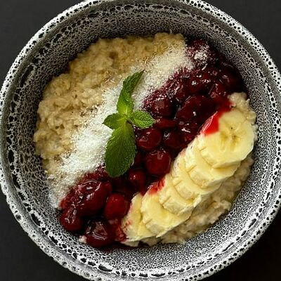 Каша овсяная с вишней и бананом в Блин & Coffee по цене 264 ₽