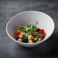 Салат с креветками и томатамив Zest Coffee & Wine