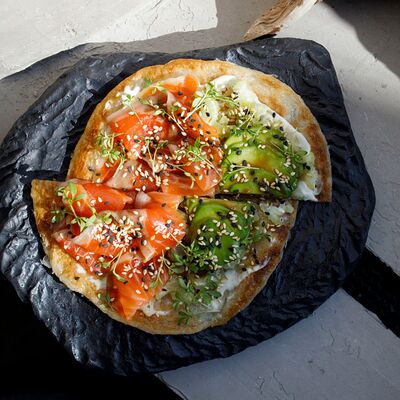 Роти с лососем, авокадо и соусом якинику в Asian Hands по цене 1320 ₽