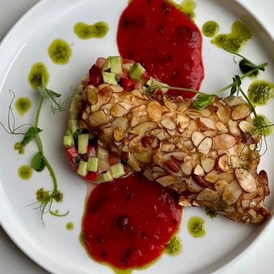 Дорадо в миндале с тартаром из авокадо, клубники и мяты в Crystal по цене 1350 ₽