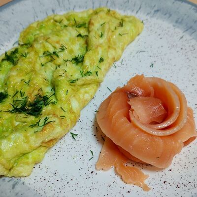 Зеленый омлет с красной рыбой в Oasis по цене 420 ₽