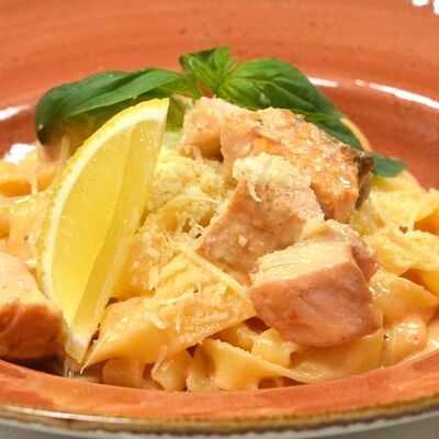 Феттуччине с лососем в Лесная поляна по цене 990 ₽