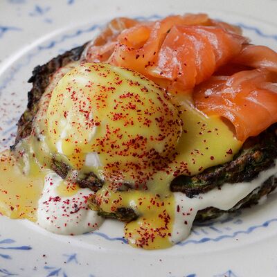 Безглютеновые оладьи из цукини, лосось, пашот в Saray по цене 1290 ₽