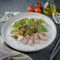 Теплый салат с тунцом в Encore Cafe