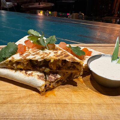 Кесадилья Чили кон карне в La Catrina по цене 630 ₽