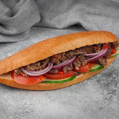 Булка с мясом говядины в КОМБИНАТ шаурма и стритфуд по цене 268 ₽