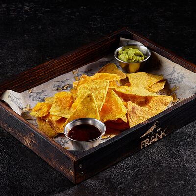 Начос с сыром, с гуакамоле и томатной сальсой в Frank by Баста по цене 430 ₽