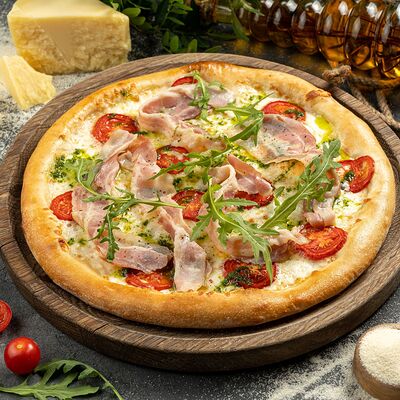 Пицца фирменная Сорренто в Сорренто по цене 850 ₽