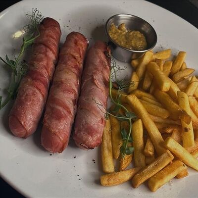 Баварские колбаски в беконе с картофелем фри в Генрих и Генриетта по цене 420 ₽