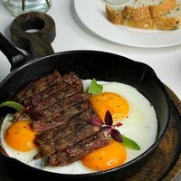 Стейк & Эггс фирменная яичница в Стейк & Эггс