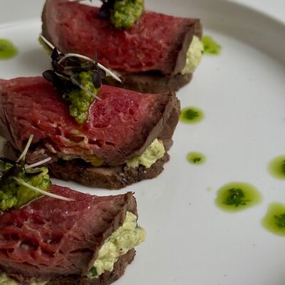 Рулеты из ростбифа с сыром и муссом из авокадо в Crystal по цене 1150 ₽