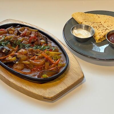 Фахитос с телятиной в Room-cafe по цене 790 ₽